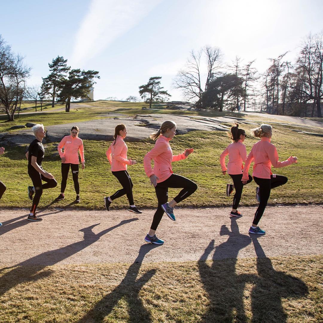 Vitamin Wellin juoksukoulu täydessä vauhdissa- yhdessä treenaaminen on niin paljon hauskempaa! @helsinkihalfmarathon #juoksukoulu #hhm2016 #helsinkihalfmarathon #werunhelsinki #vitaminwellsuomi