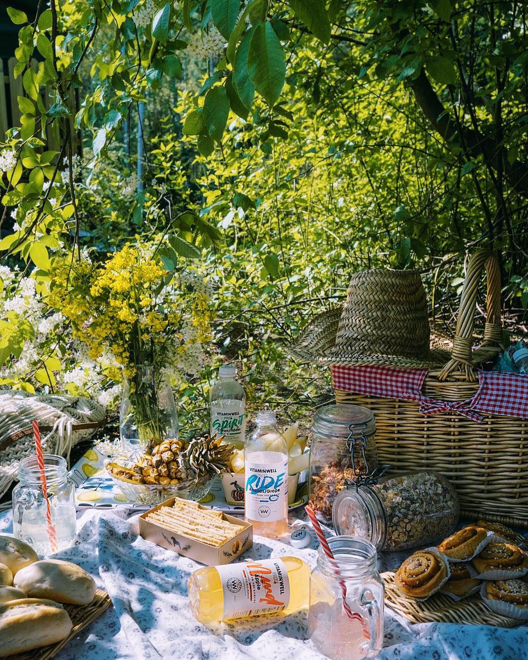 Vi firar picnickens dag med en ny omgång av Free Your Thirst. Oavsett om du befinner dig på en picknickfilt eller precis tränat; lägg upp en geotaggad bild och använd hashtaggen #freeyourthirst - så levererar vi kalla, kolsyrade och sockerfria törstsläckare direkt till dig inom en timme!* *i Stockholms och Göteborgs innerstad mellan kl.12 och kl.17 idag. Vi levererar till så många och så snabbt vi hinner men kan tyvärr inte garantera att vi kan släcka törsten hos alla. Ps. Du måste gå ut och möta budet samt ha öppen profil på Instagram.

#freeyourthirst #vitaminwellfree #picknickensdag