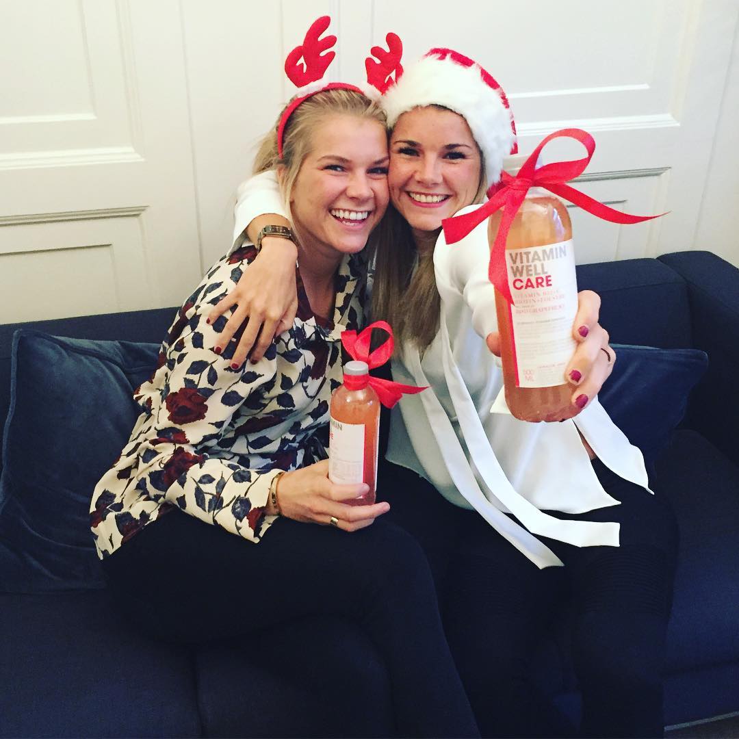 Tenk å få besøk av disse på lille julaften 🙏🏼✨ Ada og Andrine Hegerberg ønsker en riktig God Jul fra Vitamin Well kontoret! Vi gleder oss veldig til et spennende 2017! Bring it on!! #vitaminwellnorge #fotballjentene #norgesheltinner #godjul