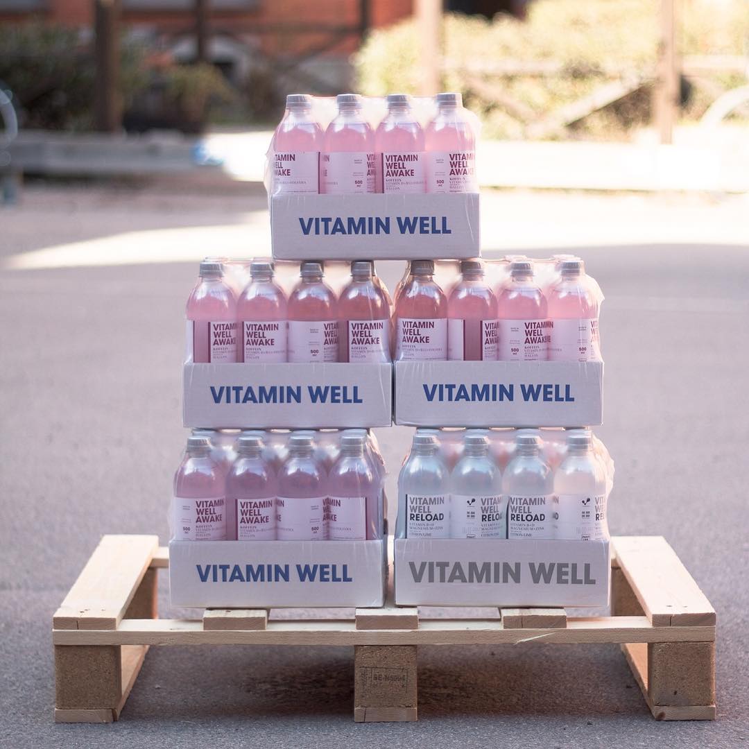 Voita Vitamin Well juomia vapuksi! ⠀
⠀
1. Arvaa montako pulloa kuvassa on⠀
2. Seuraa @vitaminwellsuomi ⠀
⠀
Arvomme voittajan, joka saa kaikki kuvassa olevat juomat kotiin toimitettuna, huomenna klo.16. Onnea kilpailuun! #vappu #kilpailu #vitaminwell