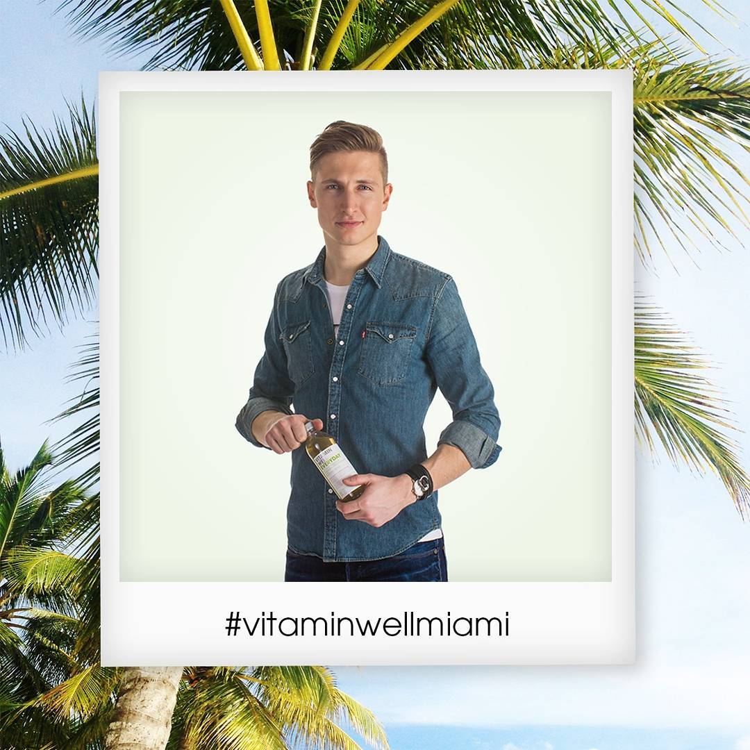 Kuidas poseerida Vitamin Welli Miami kampaania võidupildil? Selg sirgu, naeratus näole ja lemmik Vitamin Well kätte! Stiilinäide @djtowncar ehk Karl-Erik Taukari poolt! 👍 
#vitaminwell #vitaminwelleesti #kampaania #miami #vitaminwellmiami