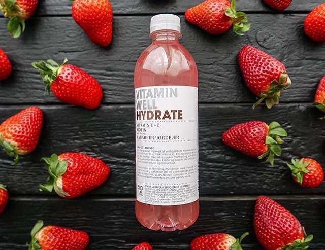 Suvi hakkab lähenema ja vaikselt on kätte jõudnud maasikahooaeg 🍓☀️
Maasika maitse leiad ka uuest Vitamin Well Hydratest, kus ta on imelises harmoonias hapuka rabarberiga 🌟
#vitaminwelleesti #vitaminwell #hydrate